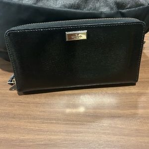 Kate Spade New York wallet purse. 100% cow leather. Designer.